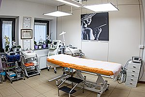 Interno-studio-medico-Savigliano-lettino